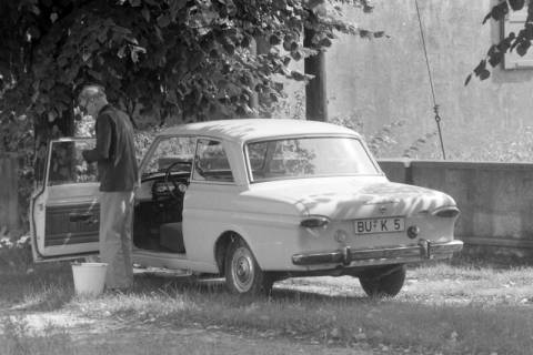 ARH NL Mellin 01-178/0007, Mann bei einem PKW (Ford Taunus 12M P4), nach 1962
