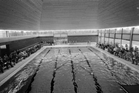 ARH NL Mellin 01-179/0006, Synchronschwimmen im Hallenfreibad, Burgdorf, nach 1970