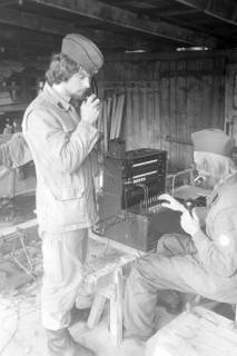 ARH NL Mellin 01-179/0016, Zwei Männer des Zivilen Bevölkerungsschutzes des Luftschutzhilfsdienstes (LSHD) an einem Funkgerät, nach 1960