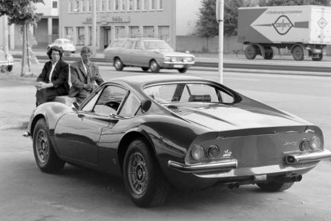 ARH NL Mellin 01-180/0008, Heckansicht eines PKW (Ferrari Dino 246 GT/GTS) bei dem Autohaus Nordstadt, Hannover, zwischen 1969/1974