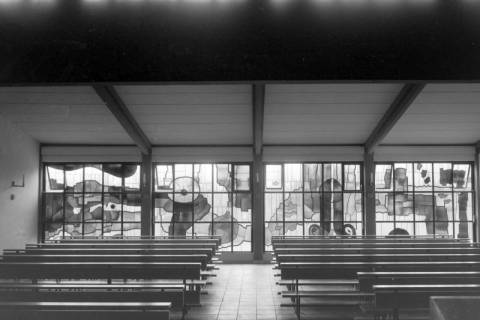 ARH NL Mellin 01-182/0005, Kirchenbänke mit bunten Kirchenfenstern im Hintergrund, ohne Datum