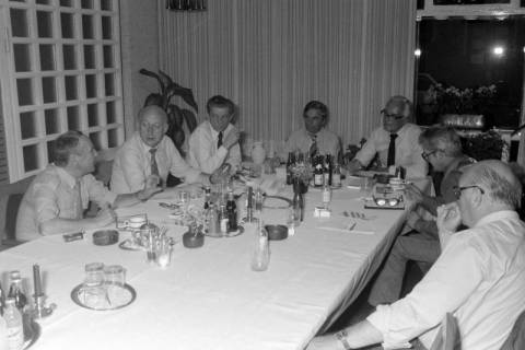 ARH NL Mellin 01-182/0008, Männer bei einem Treffen in einer Gaststätte, ohne Datum