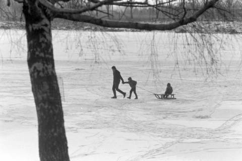 ARH NL Mellin 01-182/0011, Mann mit zwei Kindern und Schlitten auf einem verschneiten See?, ohne Datum