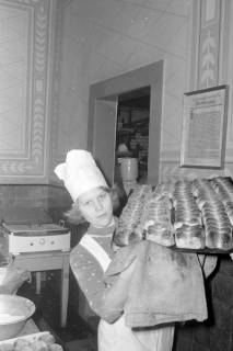 ARH NL Mellin 01-186/0003, Bäckerin bei der Arbeit in der Backstube, ohne Datum