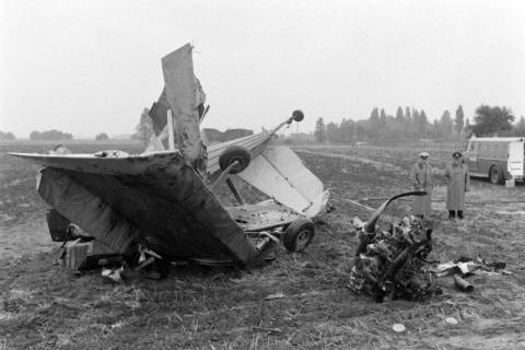 ARH NL Mellin 01-186/0015, Flugzeugwrack auf einem Feld, ohne Datum