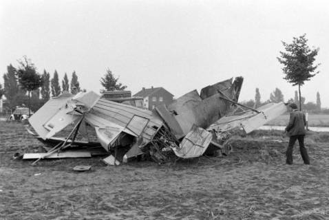ARH NL Mellin 01-186/0017, Flugzeugwrack auf einem Feld, ohne Datum