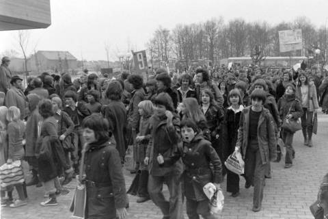ARH NL Mellin 01-190/0012, Umzug von Schülern des Gymnasiums und der Realschule Großburgwedel in das neu gegründete Gymnasium Isernhagen, 1977