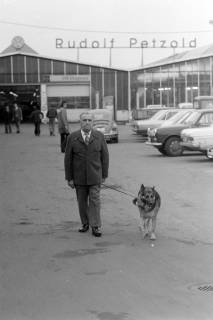 ARH NL Mellin 01-190/0015, Rudolf Petzold mit Schäferhund vor seinem VW-Autohaus in der Burgdorfer Straße, Lehrte, ohne Datum