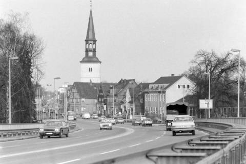 ARH NL Mellin 01-191/0003, Blick auf den Ortseingang und die Pankratiuskirche, Burgdorf, wohl 1975
