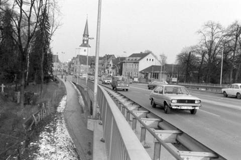 ARH NL Mellin 01-191/0004, Blick auf den Ortseingang und die Pankratiuskirche, Burgdorf, wohl 1975