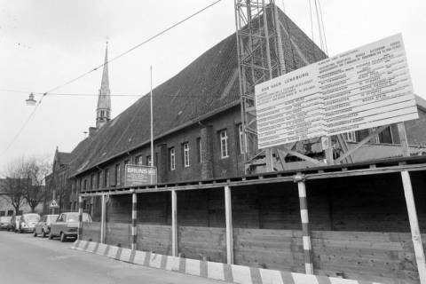 ARH NL Mellin 01-191/0015, Heiligengeistschule und rechts Bau des DGB Haus, Lüneburg, ohne Datum