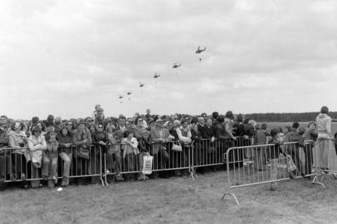 ARH NL Mellin 01-191/0016, Zuschauermenge, im Hintergrund Helikopter mit Länderflaggen, ohne Datum