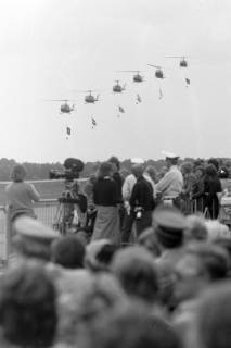 ARH NL Mellin 01-191/0017, Zuschauermenge und Helikopter mit Länderflaggen, ohne Datum