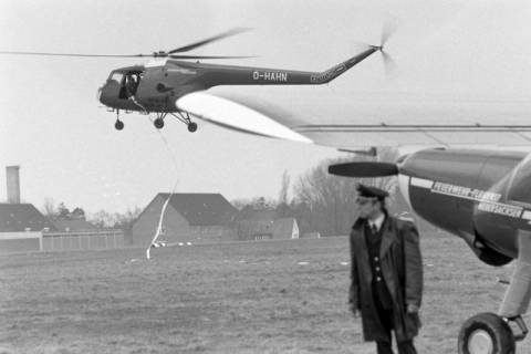 ARH NL Mellin 01-192/0003, Helikopter (Bristol 171 Sycamore) und Flugzeug (Dornier Do 27) des Feuerwehr-Flugdienst Niedersachsen auf dem Flugplatz, Lüneburg, zwischen 1962/1982