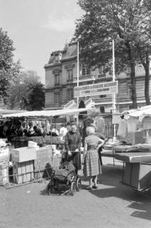 ARH NL Mellin 01-193/0001, Markt vor dem Mairie de Vanves (Rathaus) und Werbeschild für eine Gala mit deutschen Volksliedern, Vanves, ohne Datum