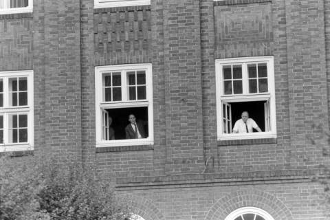 ARH NL Mellin 01-194/0006, Männer aus geöffneten Fenstern blickend, ohne Datum