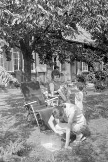 ARH NL Mellin 01-195/0007, Eine Familie im Garten, ohne Datum