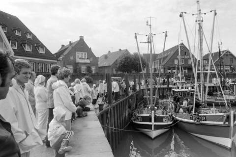 ARH NL Mellin 01-197/0014, Menschen am Hafen versammelt, Neuharlingersiel, ohne Datum