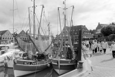 ARH NL Mellin 01-197/0016, Boote und Menschen am Hafen, Neuharlingersiel, ohne Datum