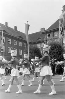 ARH NL Mellin 01-198/0004, Marschierende Mädchengruppe vor dem Rathaus, Lehrte, ohne Datum