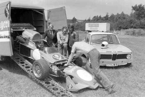 ARH NL Mellin 01-198/0014, N.N., Rennfahrer Ernst Maring, Motorsportler Walter Struckmann und N.N. neben Maring's Rennwagen (Maco 375), Wunstorf, nach 1964