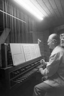 ARH NL Mellin 01-198/0015, Mann spielt ein Carillon (Turmglockenspiel), ohne Datum