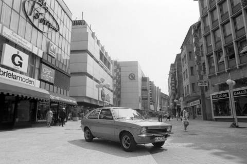 ARH NL Mellin 01-199/0016, Auto (Opel Kadett City) in der Osterstraße, Hannover Mitte, nach 1975