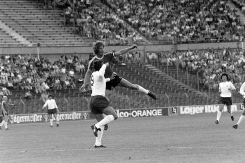 ARH NL Mellin 01-200/0004, Fußballspiel Hannover 96 (dunkle Trikots), zwischen 1975/1976
