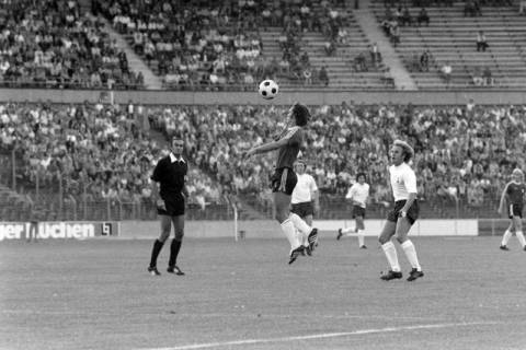 ARH NL Mellin 01-200/0011, Fußballspiel Hannover 96 (dunkle Trikots), zwischen 1975/1976