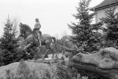 ARH NL Mellin 02-003/0003, Statue in einem Garten, ohne Datum