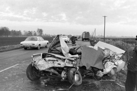 ARH NL Mellin 02-003/0010, Zerstörtes Auto nach einem Verkehrsunfall, ohne Datum