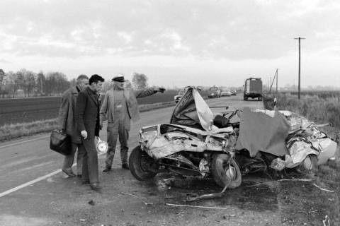 ARH NL Mellin 02-003/0011, Zerstörtes Auto nach einem Verkehrsunfall, ohne Datum