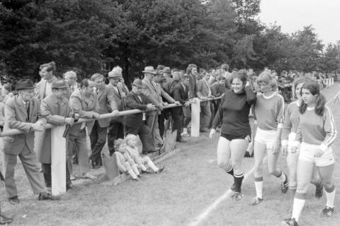 ARH NL Mellin 02-005/0010, Fußballspielerinnen des TuS Schwüblingsen und Zuschauer auf dem Sportplatz, Schwüblinsen, ohne Datum