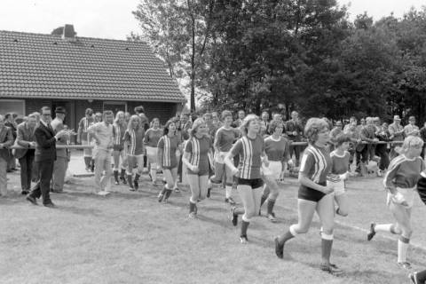 ARH NL Mellin 02-005/0012, Einlauf der Damenmannschaften des TuS Schwüblingsen und des TSV Katensen zu einem Fußballspiel, Schwüblingsen, ohne Datum