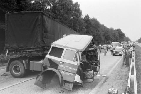 ARH NL Mellin 02-009/0009, Unfall eines Holztransporters mit einem anderen Transporter auf der Autobahn, ohne Datum