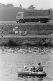 ARH NL Mellin 02-010/0002, Mann mit Kindern auf einem Schlauchboot auf einem See?, ohne Datum