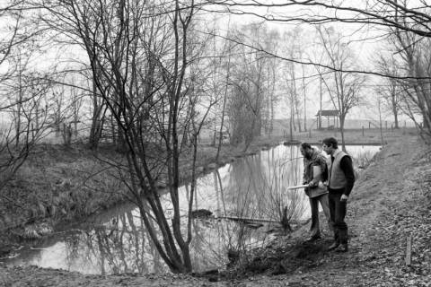 ARH NL Mellin 02-010/0012, Zwei Männer an einem Teich, ohne Datum