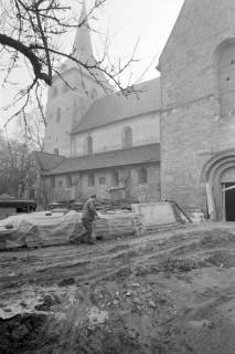 ARH NL Mellin 02-011/0012, Material zur Renovierung vor einer Kirche, ohne Datum