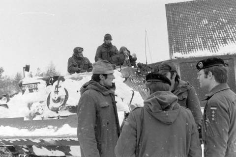 ARH NL Mellin 02-014/0008, Panzer und Männer der Bundeswehr im Schnee, ohne Datum