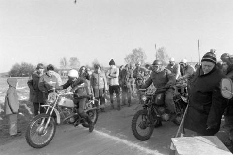 ARH NL Mellin 02-014/0015, Motorradfahrer am Start eines Rennens, ohne Datum