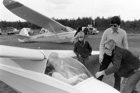 ARH NL Mellin 02-014/0017, Segelflugzeuge Typ Schleicher K 8 (vorne) und Raab Doppelraab (hinten), ohne Datum