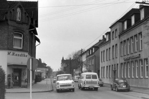 ARH NL Mellin 02-017/0012, Blick eine Straße entlang, links das Geschäft W. Handtke, rechts eine Filiale der Lehrter Volksbank, ohne Datum