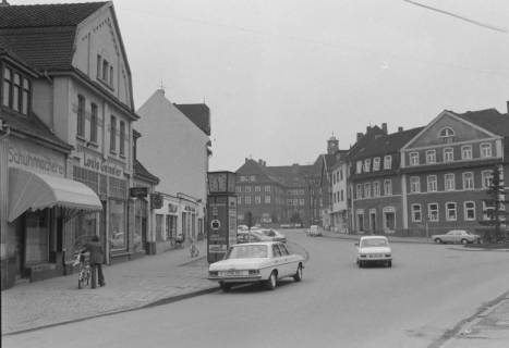 ARH NL Mellin 02-017/0017, Sedanplatz mit Blick auf das Rathaus im Hintergrund, Lehrte, ohne Datum