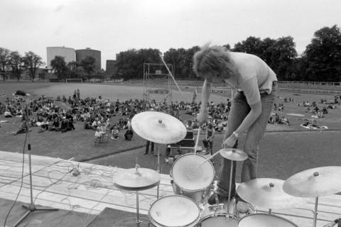 ARH NL Mellin 02-021/0002, Konzert einer Musikgruppe im Freien, ohne Datum