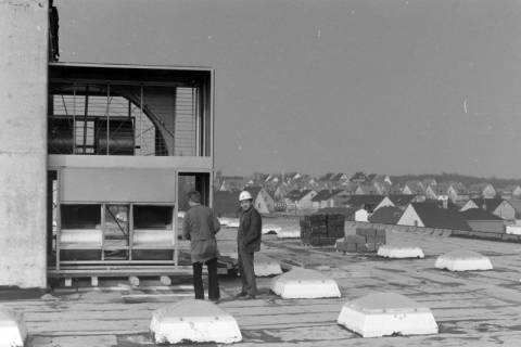 ARH NL Mellin 02-022/0002, Zwei Männer auf dem Dach eines Gebäudes, ohne Datum