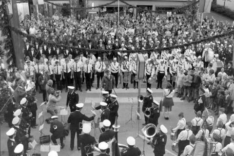 ARH NL Mellin 02-023/0010, Blick aus dem Rathaus I auf das Blasorchester der Polizei bei einer Festveranstaltung auf dem Vorplatz, Burgdorf, ohne Datum