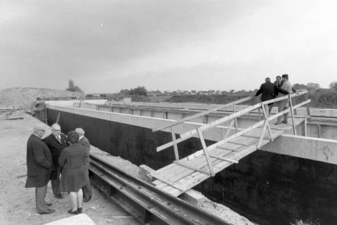 ARH NL Mellin 02-026/0021, Gruppe von Leuten auf einer Baustelle, ohne Datum