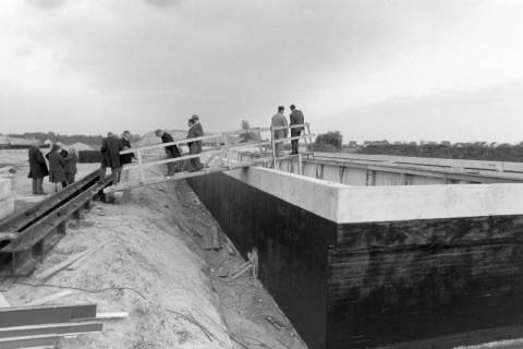 ARH NL Mellin 02-026/0022, Gruppe von Leuten auf einer Baustelle, ohne Datum