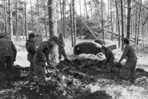 ARH NL Mellin 02-027/0006, Männer der Bundeswehr bei einer Übung im verschneiten Wald?, ohne Datum