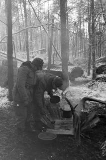 ARH NL Mellin 02-027/0008, Männer der Bundeswehr bei einer Übung im verschneiten Wald?, ohne Datum